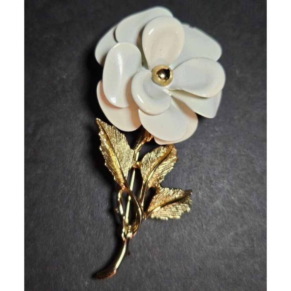 **Last Chance!! Final Sale** Vintage Avon gold tone and white flower brooch